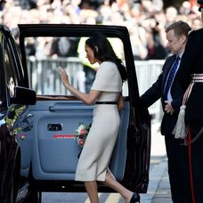 Meghan Markle a jej väčšie topánky. 