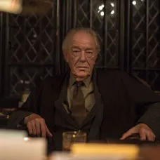 Michael Gambon ako Alistair Mackinnon v seriáli Fearless.