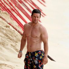 Mark Wahlberg ukázal na Barbadose vypracovanú postavu