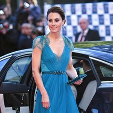 Kate Middleton v róbe od Jenny Packham v roku 2012.