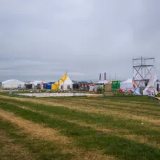 Festival Pohoda po intenzívnej búrke a páde stanu predčasne ukončili.