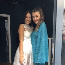 Eliška so speváčkou Sharlottou na krste songu El Latino.