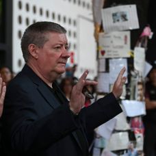 Otec Liama Paynea Geoff prišiel do hotela, kde zomrel jeho syn