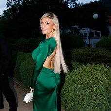 Lela prišla na filmový festival do Karlových Varov v krásnej dlhej smaragdovej róbe.