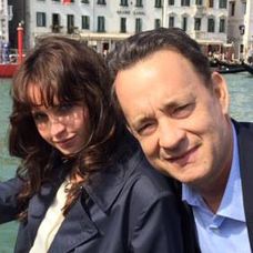 Tom Hanks a Felicity Jones na pľaci