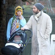 Jude Law so svojou dcérou Iris a najnovším prírastkom v kočíku