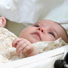 Na nedatovanej snímke, ktorú zverejnil Kensingtonský palác je princezná Charlotte v sídle Amner Hall v Norfolku.