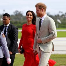 Britský kráľovský pár priletel na návštevu ostrova Tonga.