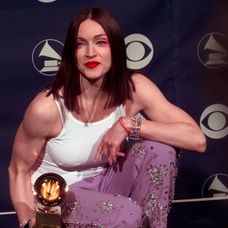 Madonna pózuje so štyrmi cenami Grammy, ktoré dostala za svoj album 