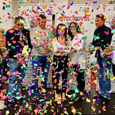 Zľava Kyle Connor, Patrik Laine a Mark Scheifele z Winnipegu oslavujú gól proti Vancouveru.