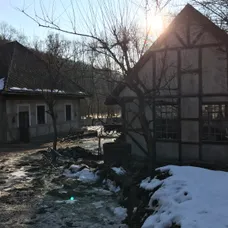 Pohľad na mlyn od cesty