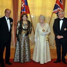 Na snímke zľava princ Philip, vojvoda z Edinburghu, Silvia Gašparovičová, britská kráľovná Alžbeta II. a prezident SR Ivan Gašpa