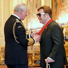 Eltonovi Johnovi udelili vyznamenanie Rad spoločníkov cti.