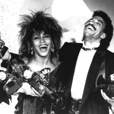Na archívnej snímke z 27. februára 1985 Tina Turnerová a Lionel Richie pózujú s piatimi hudobnými cenami Grammy v Los Angeles.