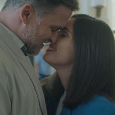 Júlia (Sarah Arató) sa z Andrejovej (Ján Koleník) bezprostrednosti tešila iba chvíľu.