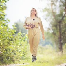 Evelyn v štýlovom overale