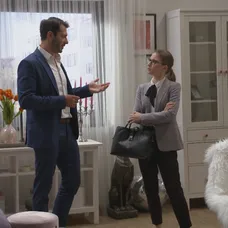 Alex ju presviedča, že on v tom prsty nemá.