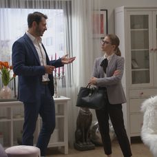 Alex ju presviedča, že on v tom prsty nemá.