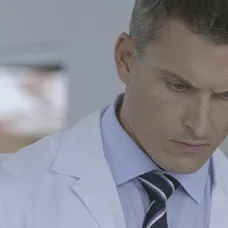 Andrej Fabián si niečo všimne.