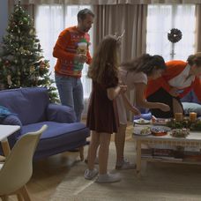 Marek sa ani nestihne spamätať a už má na sebe vianočný sveter.