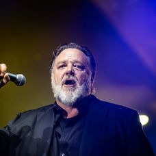 Koncert Russella Croewa s jeho kapelou Indoor Garden Party