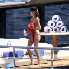 Victoria si užíva slnko v červených bikinách.