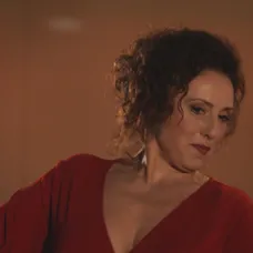 Tamara v červených šatách žiari.