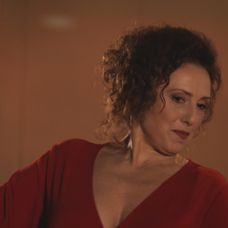 Tamara v červených šatách žiari.