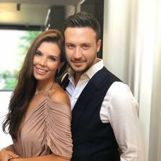 Hatice Şendil s manželom Burakom na svadbe Bengi Öztürk