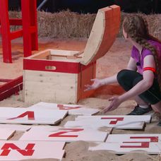 Zúfalá Simona sa obracia na farmárov