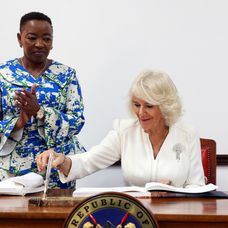 Kráľ Karol III. s manželkou kráľovnou Kamilou  pricestovali na návštevu Kene