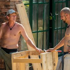 32. deň na Farme, príchod banditov