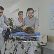 Šimonova kamarátka Luara skolabuje.