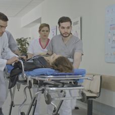 Šimonova kamarátka Luara skolabuje.