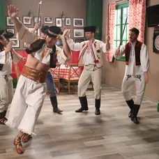 Oteckovia ako folklórni tanečníci
