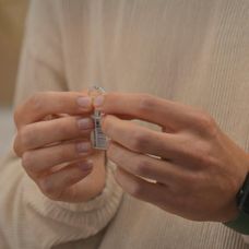 Hviezda Survivora vyberá snubný prsteň.