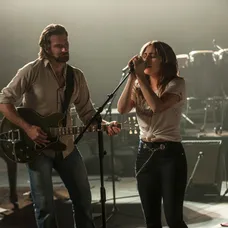 Bradley Cooper a Lady Gaga vo filme A Star Is Born