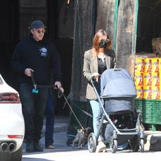 Emily kočíkovala synčeka.