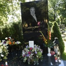 Hrob Karla Gotta pri príležitosti jeho nedožitých 81. narodenín.