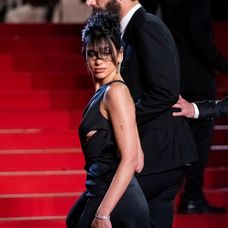 Dua Lipa a Romain Gavras na festivale v Cannes