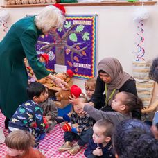 Camilla darovala deťom Paddingtonov