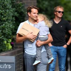 Nahý muž, ktorý naháňal diviaka.