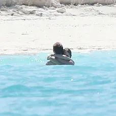 Taylor Swift na dovolenke s priateľom, hercom Joeom Alwynom