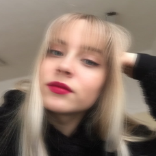 Dnes má Laura nový imidž, nosí ofinu.