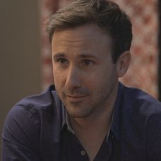 Vlado dostane záchvat smiechu.