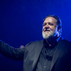 Koncert Russella Croewa s jeho kapelou Indoor Garden Party