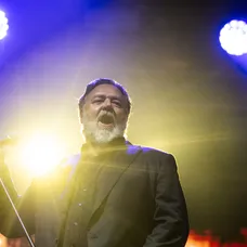 Koncert Russella Croewa s jeho kapelou Indoor Garden Party