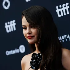 Selena Gomez na červenom koberci na premiére Emilia Perez