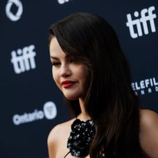 Selena Gomez na červenom koberci na premiére Emilia Perez