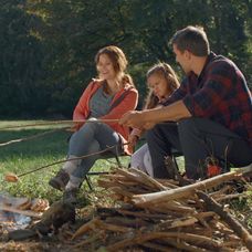 Hanka, Naďa a Martin išli stanovať do lesa.